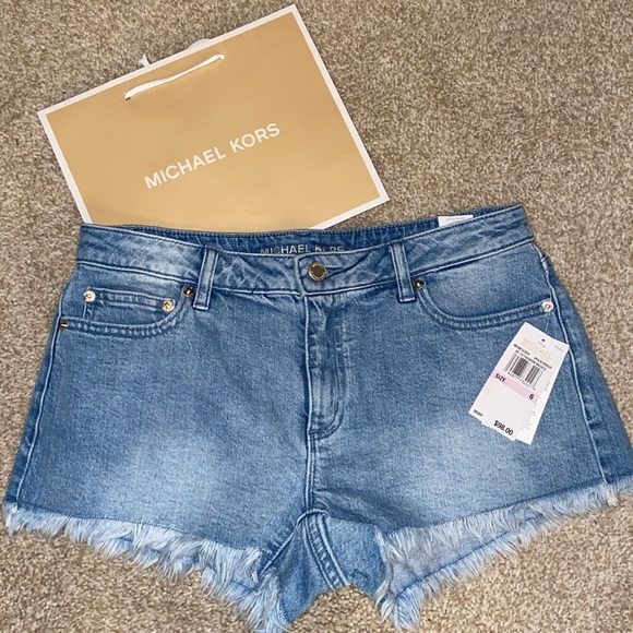Sold MICHAEL MICHAEL KORSπΊπΊ
Frayed Denim Shorts - Picture 8 of 8